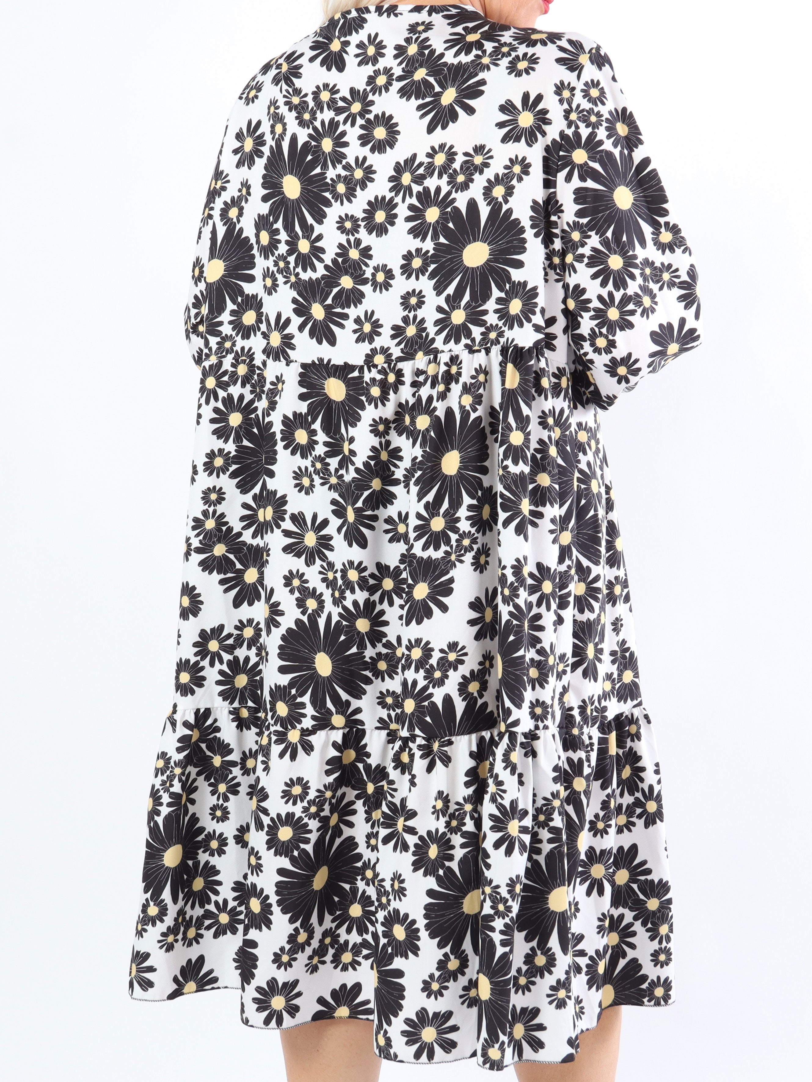 Marguerit - Söt klänning i plus size med vackert margueritmönster